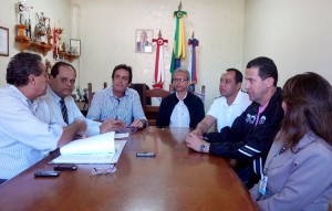 Membros da Administração Municipal em reunião com Natanael e Evangelina, ocasião em que solicitaram a correção do reajuste salarial