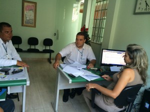 Os consultores do Saúde Vida, Abílio Neto e Túlio Santiago, com a secretária do Sintramfor, Andreia 