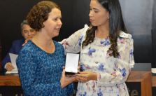 Edir recebendo a homenagem entregue por Joice