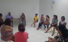 O presidente Natanael e a assessora jurídica do Sintramfor em reunião com os servidores
