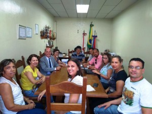 O presidente Natanael, a vice-presidente Evangelina, o advogado Vicente de Paulo e servidores na reunião com o prefeito