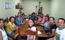 O presidente Natanael, a vice-presidente Evangelina, o advogado Vicente de Paulo e servidores na reunião com o prefeito