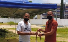 Natanael entregando presente de natal