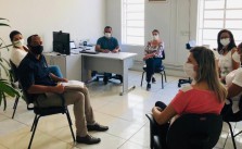 O presidente do Sintramfor, Natanael Alves Gonzaga, em reunião com o secretário de Saúde e com servidores