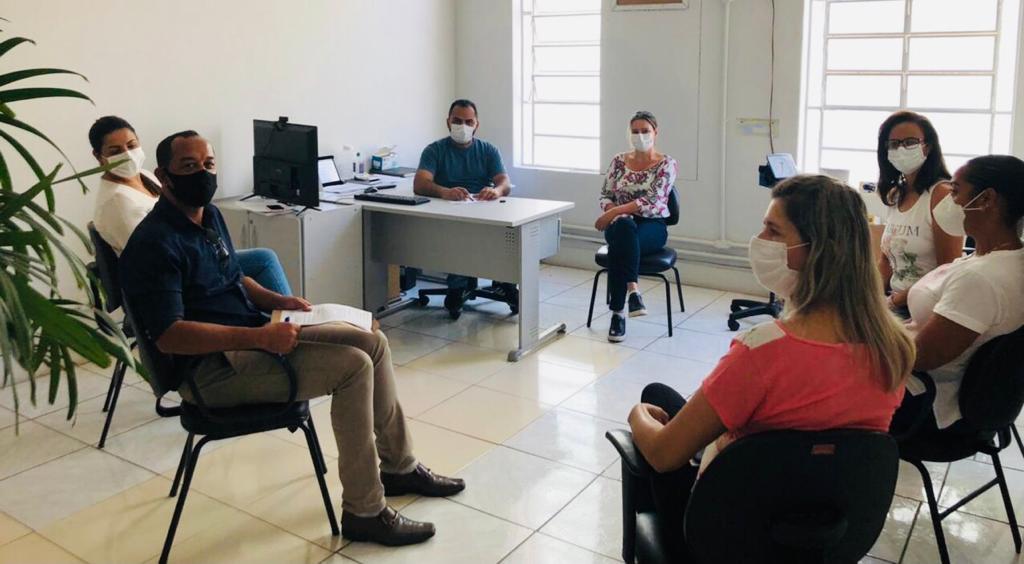 O presidente do Sintramfor, Natanael Alves Gonzaga, em reunião com o secretário de Saúde e com servidores