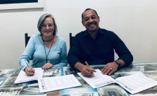 Natanael, presidente do Sintramfor, assinando o convênio com a Santa Casa