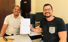 O presidente do Sintramfor, Natanael Alves Gonzaga, entregando o ofício ao Juliano da Secretaria de Administração
