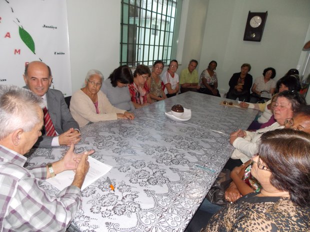 Aposentadas em reunião no Sintramfor, quando o prefeito Moacir Ribeiro assinou o projeto de lei que concede o reajuste anual nos vencimentos