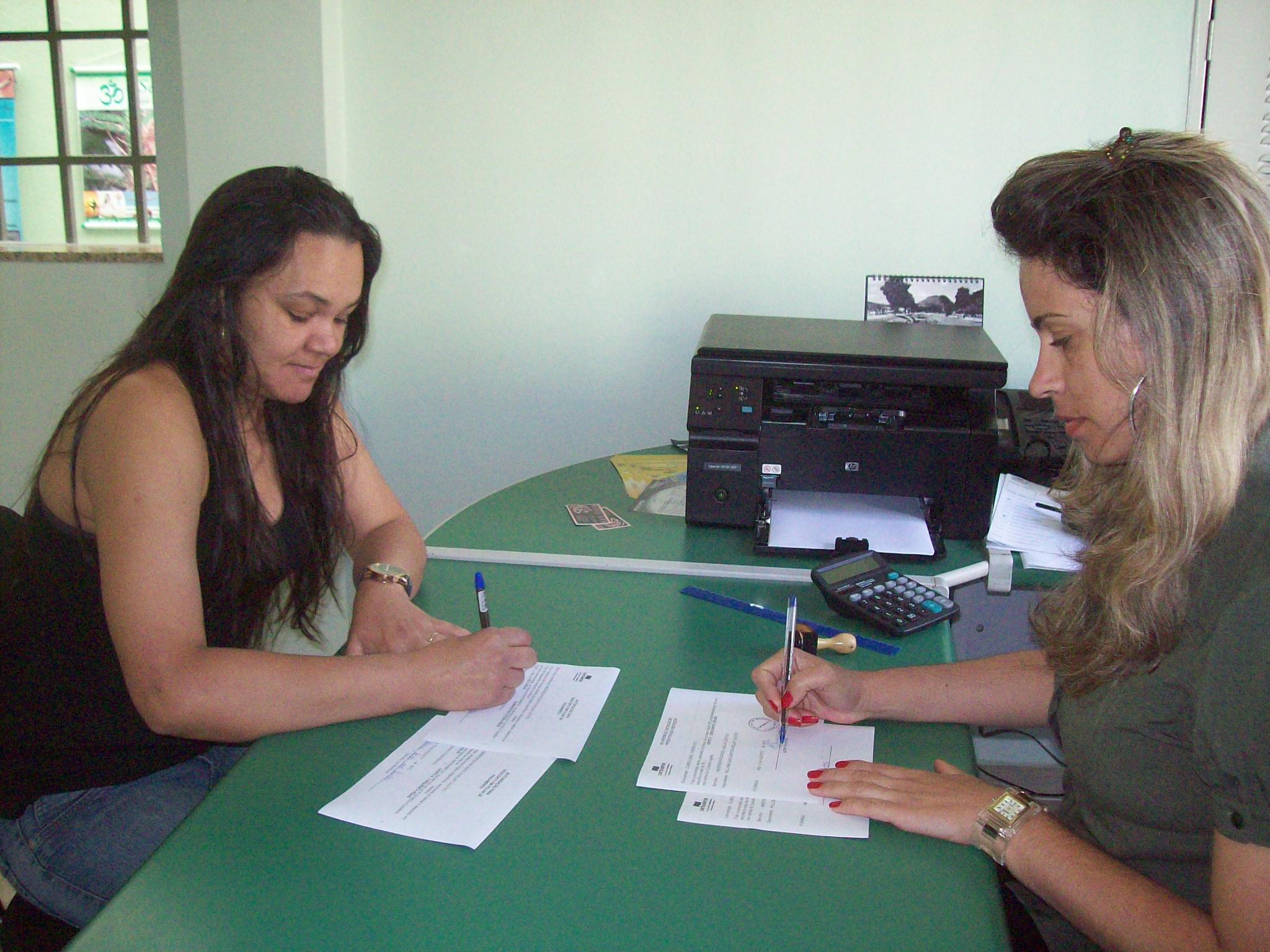 Patrícia Aparecida dos Santos, esposa do servidor Anderson Ricardo Avelaar, pegando autorização com a secretária do Sintramfor, Andreia, para realizar exames na Axial