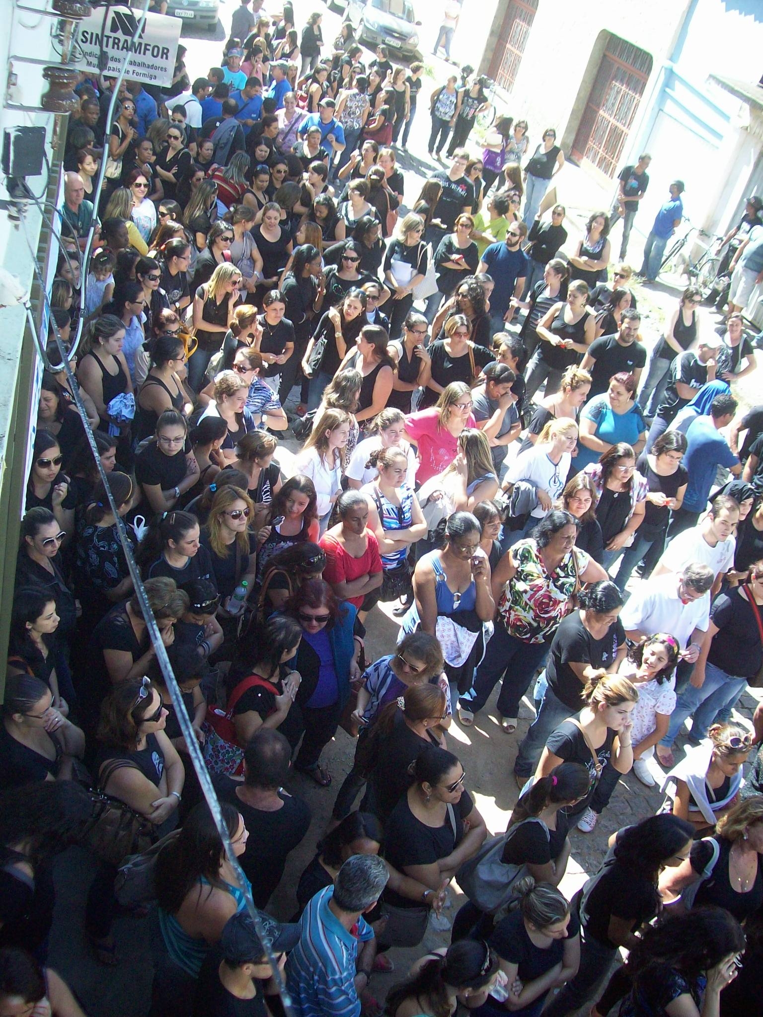 servidores em frente ao sindicato