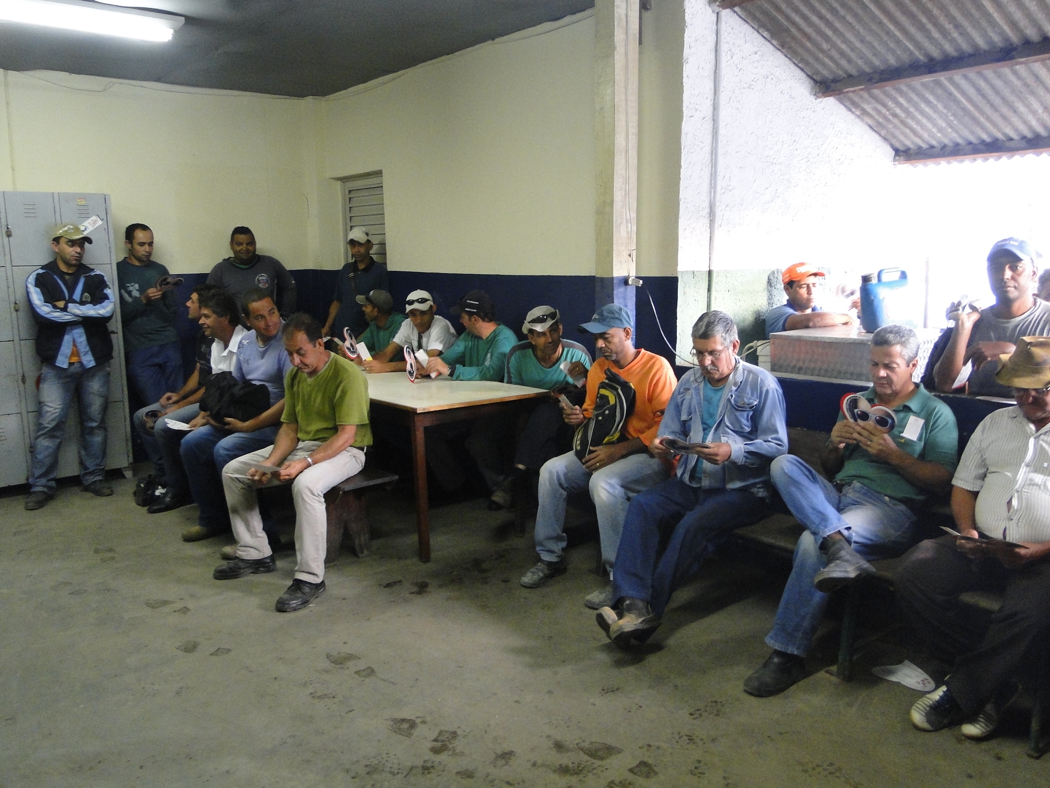 Servidores municipais ouviram uma palestra sobre prevenção ao câncer no dia em que entregaram a doação 