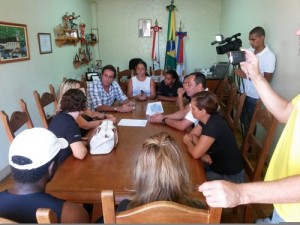 Na manhã de hoje, diversos servidores acompanharam a diretoria do Sintramfor para uma reunião na Prefeitura. Os representantes do Sindicato foram recebidos pelo secretário municipal José Terra de Oliveira (Terrinha). Na ocasião, ele confirmou que o pagamento será feito apenas no próximo dia 14.