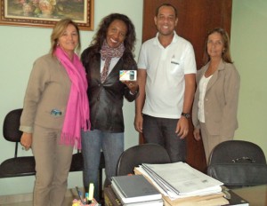 Evangelina, Natanael e Elizabeth entregando o celular a Delma