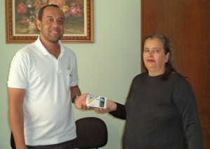 Natanael entregando o celular a Adriana