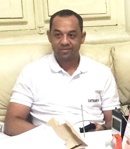 `A meu ver, o prefeito deveria tomar medidas sérias como as adotadas em cidades vizinhas como Iguatama, por exemplo, onde o prefeito decretou cortes de 40% dos gastos em todas as secretarias e cortou pela metade os salários dele, do vice e de todos os cargos políticos. Queremos transparência e não promessa`