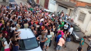 Servidores em assembleia na frente do Sintramfor