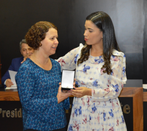 Edir recebendo a homenagem entregue por Joice