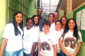 O presidente Natanael, o advogado Vicente e a vice-presidente Evangelina com as agentes