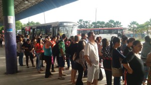 Alagoas Ponto de ônibus lotado em Maceió na manhã desta sexta-feira Foto Heliana Gonçalves TV Gazeta