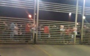 Goiás GOIÂNIA, 4h, Grupo de manifestantes protesta em frente garagem e atrasa saída de ônibus do Eixo Anhanguera Goiás - Foto Reprodução TV Anhanguera