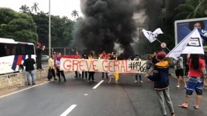 Paraíba Bloqueio é feito por manifestantes na subida da ladeira do bairro de Oitizeiro, em João Pessoa - Foto Walter Paparazzo G1