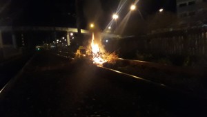 Rio Grande do Sul Fogo foi colocado em trilho da Trensurb em Sapucaia do Sul, na Região Metropolitana de Porto Alegre - Foto Divulgação BM