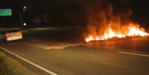 Santa Catarina Pneus são incendiados em Florianópolis - Foto Reprodução NSC TV