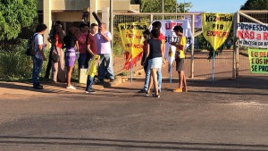 Tocantins Grupo fez manifestação na frente da UFT - Foto Manoela MessiasTV Anhanguera