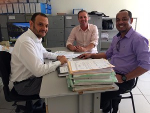 O advogado Neto recebendo o anteprojeto entregue por Cid e Natanael